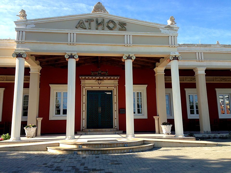 Das Restaurant Athos mit Säulengang und Giebel
