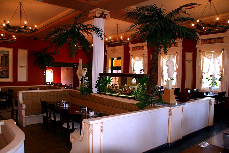 Saal mit Palmen und Kronleuchtern